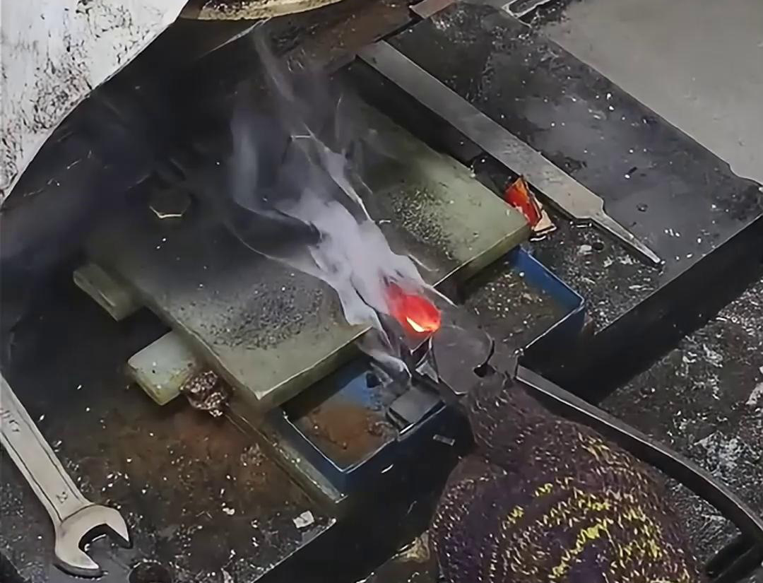老虎钳口淬火就是使用高频淬火机快速加热，并在短时间