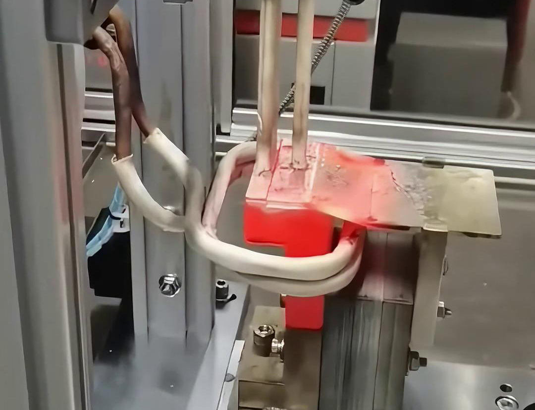 框架断路器母排铜排高频焊接过程。采用高频自动焊接