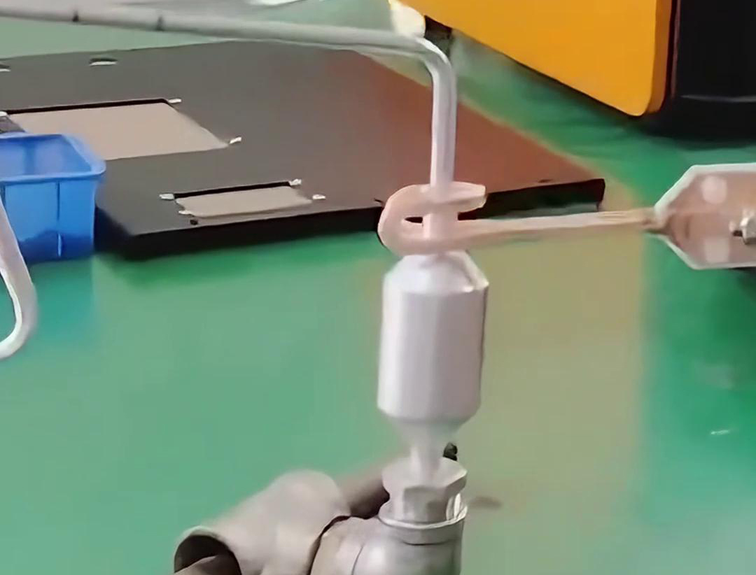 铝管铝储液器正在进行钎焊，用的是手持式高频花样视频app黄版下载焊机