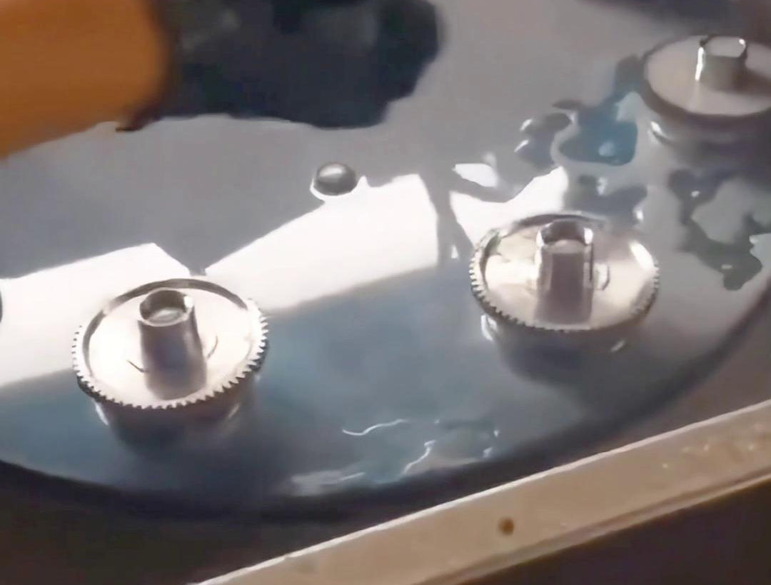 多工位齿轮淬火机床可以同时对多个齿轮进行淬火处理，
